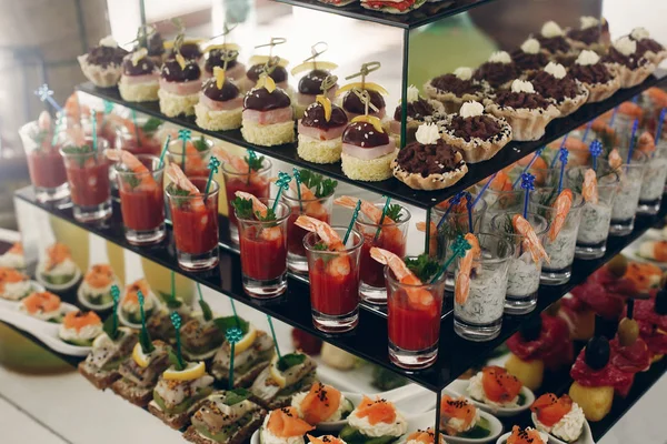Snacks on wedding reception table — Stock Photo, Image