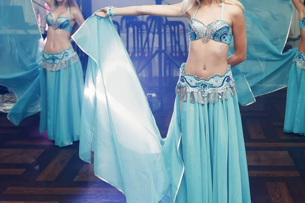 Belly dancers in traditional clothes — Stock Photo, Image