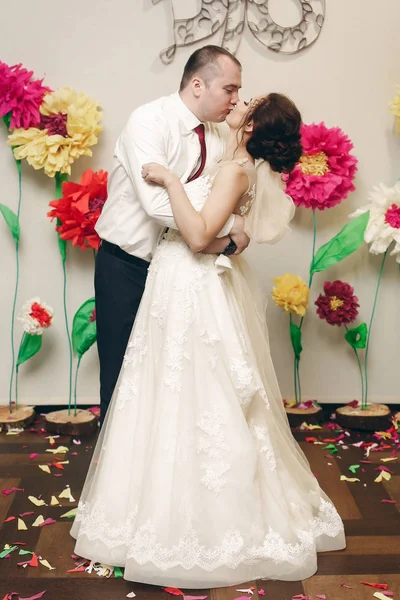 Frisch vermähltes Paar küsst sich — Stockfoto