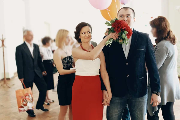 Bride holding hands with groom — Stock Photo, Image