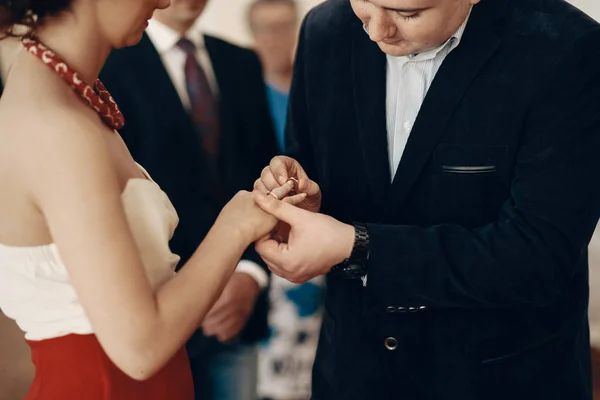 新郎新婦と結婚指輪の交換 — ストック写真