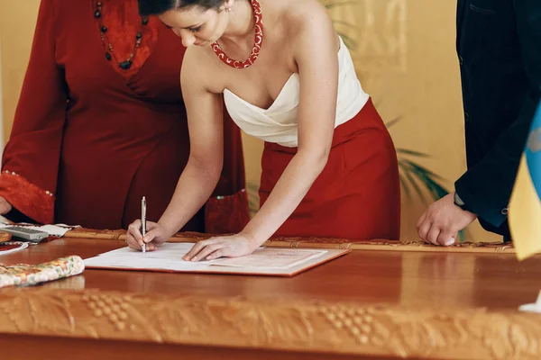 Novia firma contrato de matrimonio — Foto de Stock