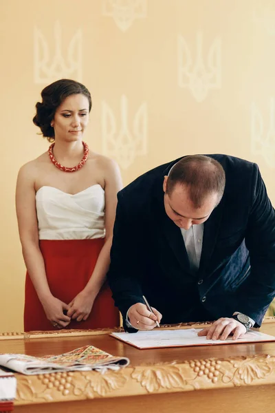 Marié signant contrat de mariage — Photo