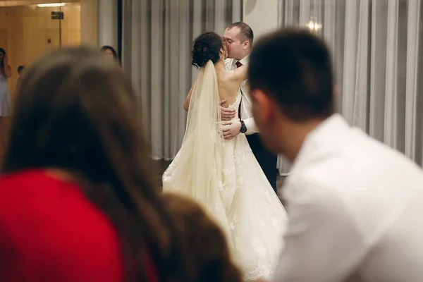 Nygifta par kysser — Stockfoto