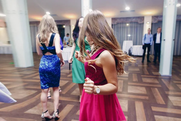Brautjungfern tanzen in Kleidern — Stockfoto