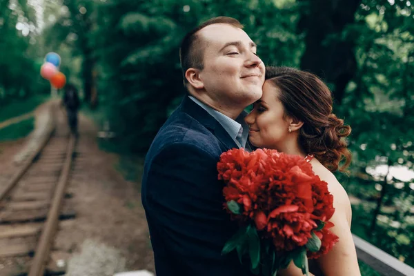 Newlywed couple hugging in park — Stock Photo, Image