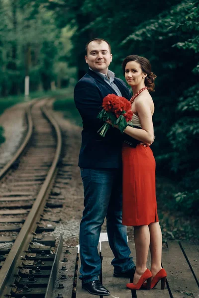 Nygift par kramar i park — Stockfoto