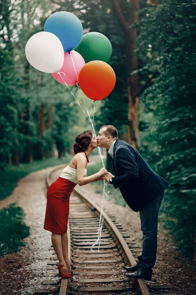 Gelin ve damat öpüşme açık havada — Stok fotoğraf