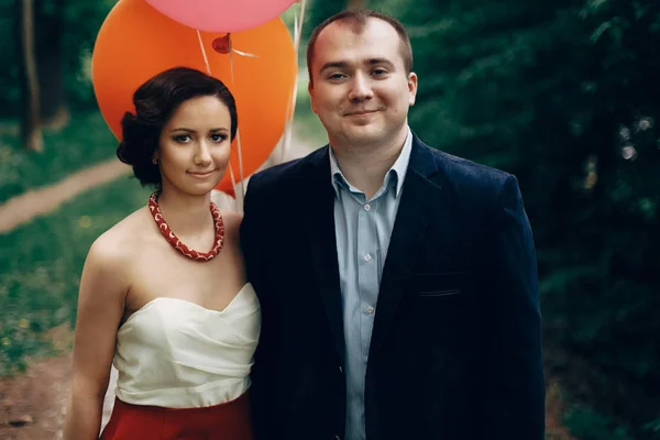 Recém-casados posando com balões — Fotografia de Stock