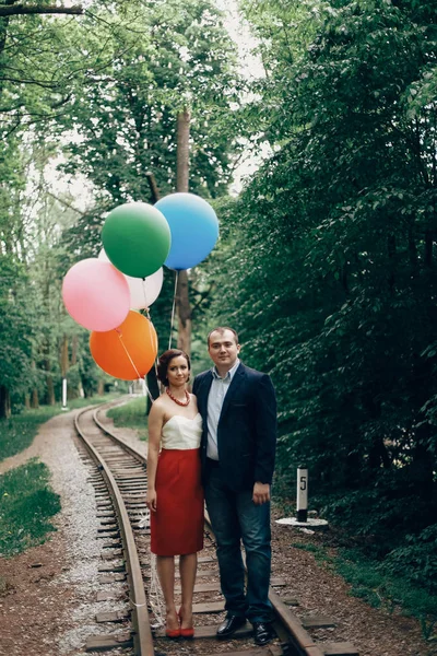 Pareja recién casada con globos —  Fotos de Stock