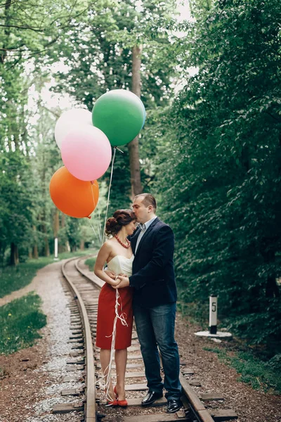 Casal recém-casado com balões — Fotografia de Stock