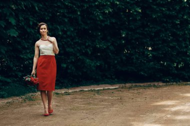 çiçek tutan elbiseli esmer gelin