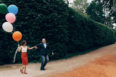 Park önde gelen mutlu gelin damat