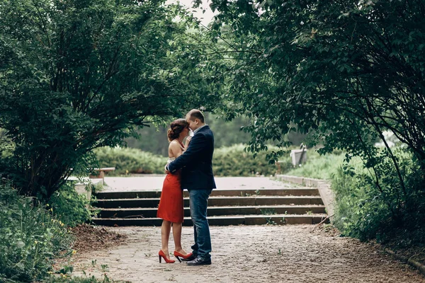 Novio y novia abrazos —  Fotos de Stock