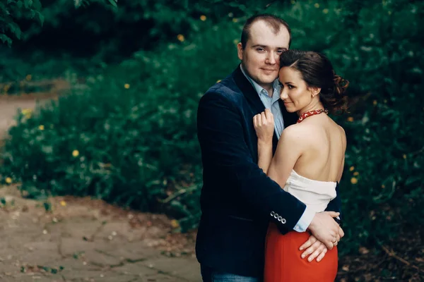 Mutlu yeni evli çift, mutlu yakışıklı damat ve beau portresi — Stok fotoğraf