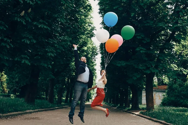 Yeni evli çift havada atlama — Stok fotoğraf