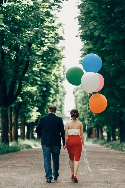 공원에서 산책 하는 남자와 여자 — 스톡 사진