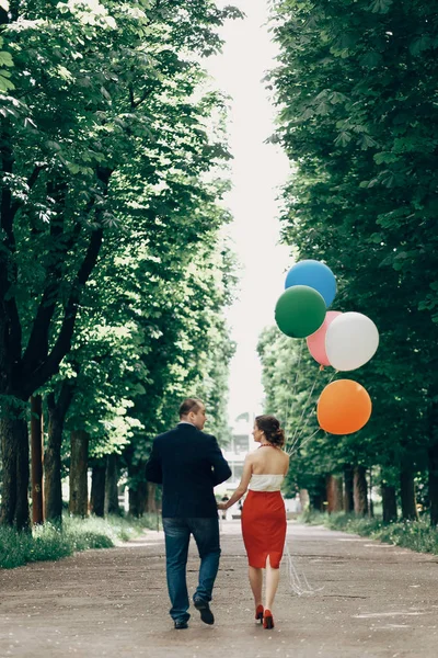 Женщина с мужчиной гуляют в парке — стоковое фото