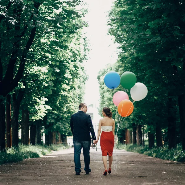 공원에서 산책 하는 남자와 여자 — 스톡 사진
