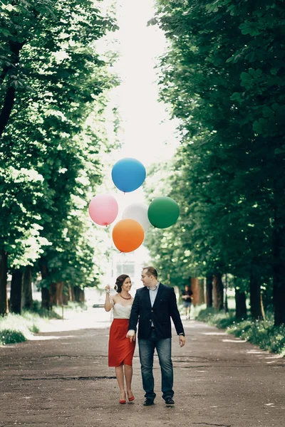 Mujer con hombre caminando en un parque —  Fotos de Stock