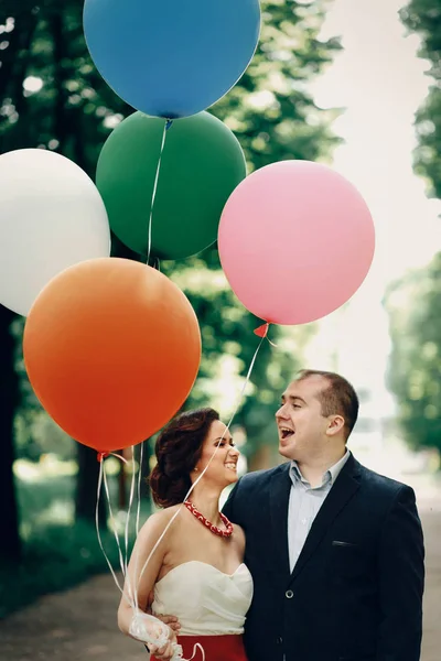 Couple hugging and laughing — Stock Photo, Image