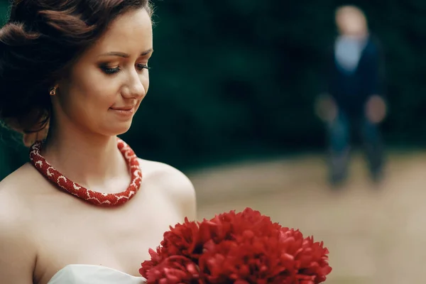 Sposa con sposo su sfondo — Foto Stock