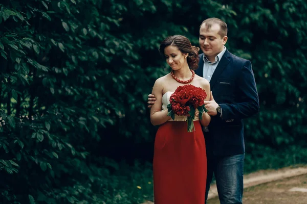 Novia abrazo con novio —  Fotos de Stock