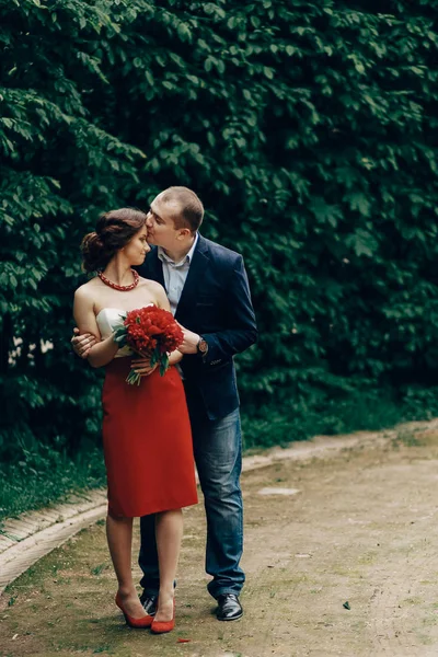 Novia abrazo con novio —  Fotos de Stock