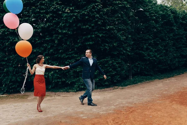 Novio líder novia feliz en el parque — Foto de Stock