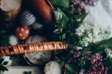 Paskalya ekmek ve yumurta ile sepeti