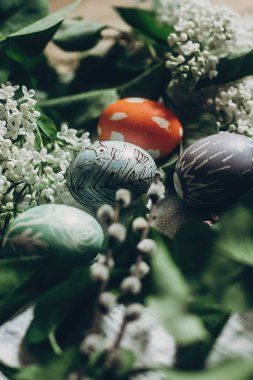 Paskalya yumurtaları, çiçek ve Kukum 