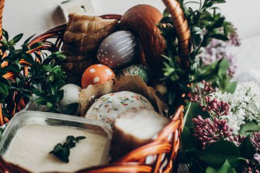  pasta, pişmiş yumurta ve jambon ile sepeti 