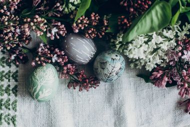 Paskalya yumurtaları Eflatun çiçekli