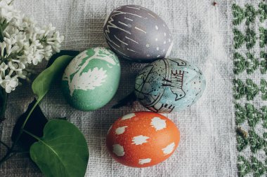 Paskalya yumurtaları Eflatun çiçekli