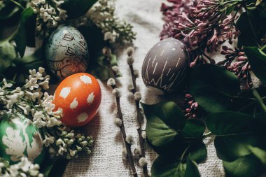 Paskalya yumurtaları Eflatun çiçekli