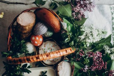 sepet yumurta, ekmek ve jambon