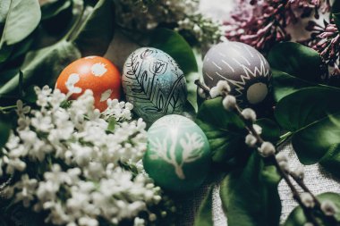Paskalya yumurtaları Eflatun çiçekli 