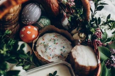 sepet yumurta, ekmek ve jambon