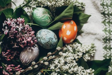 Paskalya yumurtaları Eflatun çiçekli