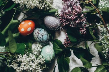 Paskalya yumurtaları Eflatun çiçekli 