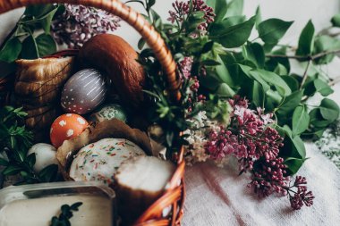  pasta, pişmiş yumurta ve jambon ile sepeti 