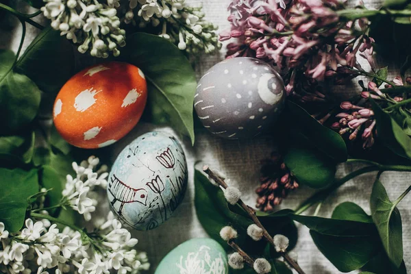 Easter eggs, flowers and pussy willow — Stockfoto