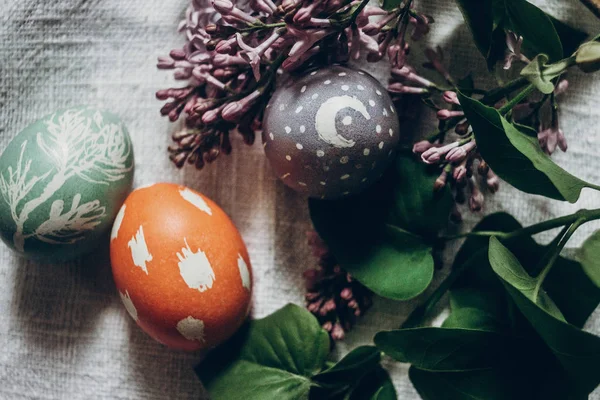 Paskalya yumurtaları Eflatun çiçekli