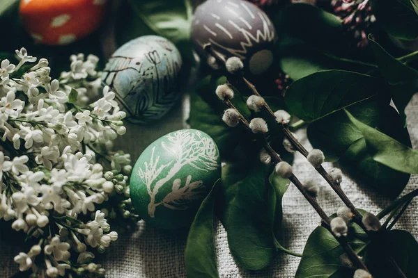 Paskalya yumurtaları, çiçek ve Kukum 