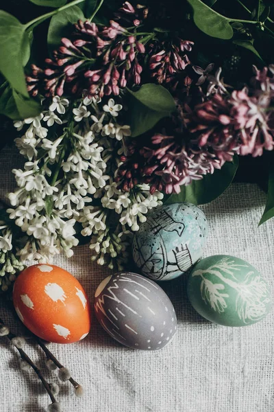 Paskalya yumurtaları Eflatun çiçekli