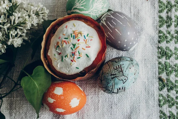 Gâteau de Pâques et oeufs décorés colorés — Photo