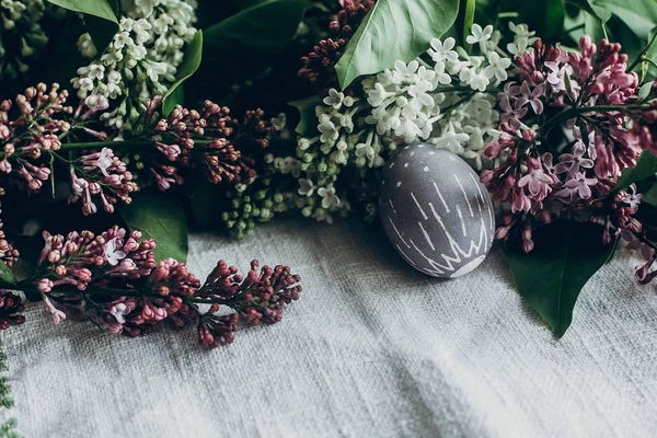 Пасхальные яйца с лиловыми цветами — стоковое фото
