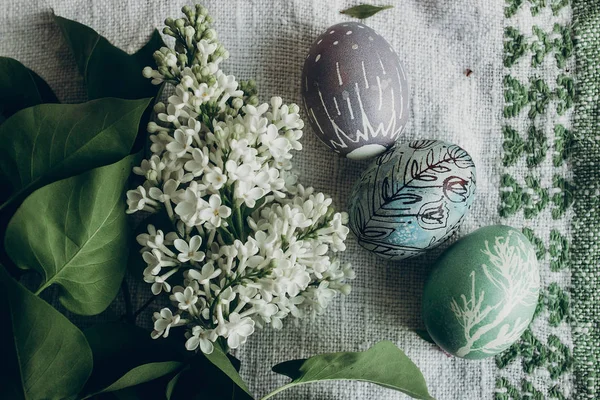 Paskalya yumurtaları Eflatun çiçekli