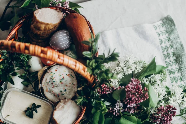 Cesta com ovos, pão e presunto — Fotografia de Stock