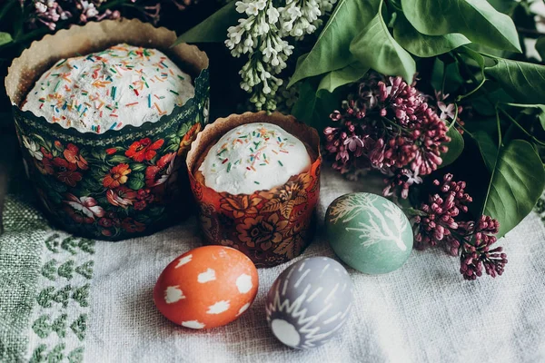 Pasen cakes en kleurrijke versierde eieren — Stockfoto